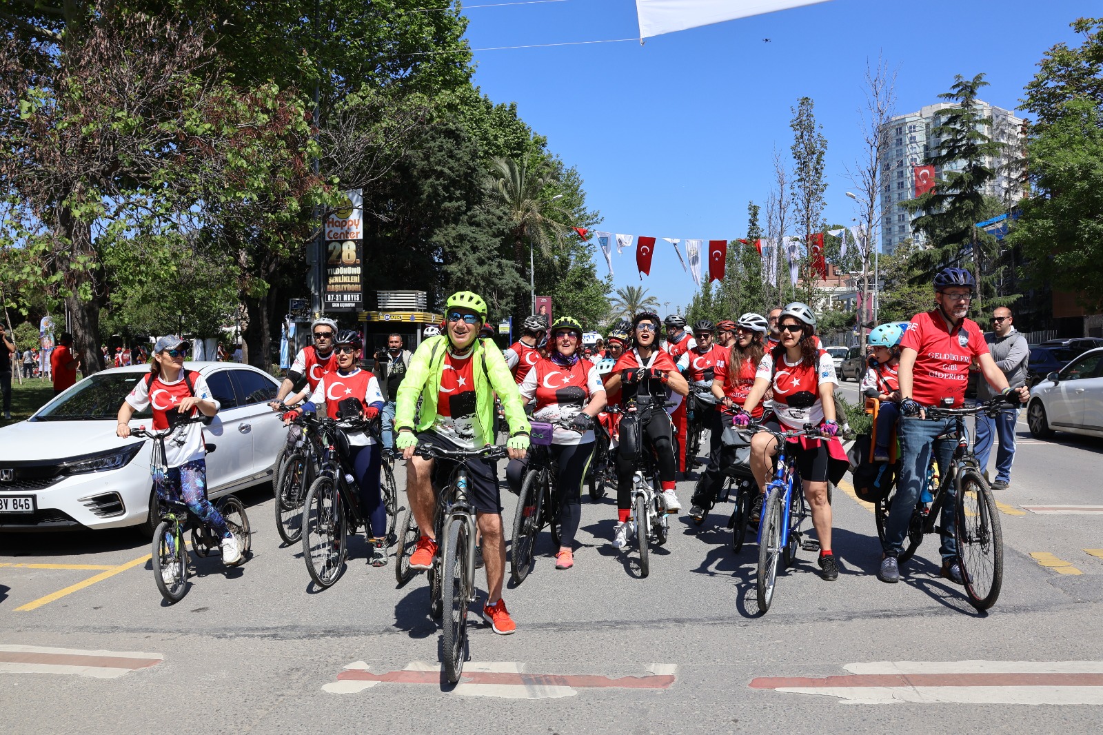 19 Mayıs coşkusu Kadıköy sokaklarında